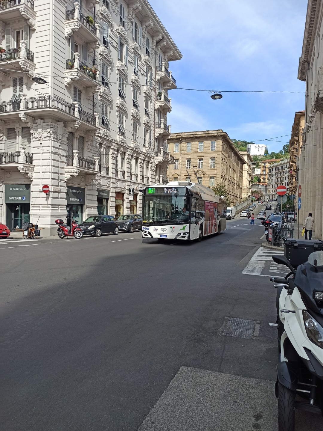 Obus Nr. 827 vom polnischen Typ Solaris Trollino 12 auf der Via Venti Settembre